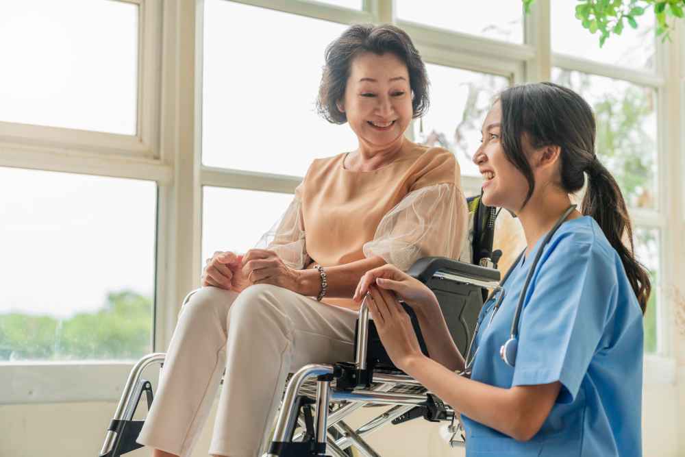 Apa Itu Caregiver? Peran, Jenis-Jenis Caregiver dan Peluang Kariernya!