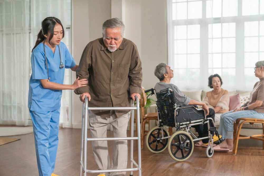 5 Perbedaan Antara Caregiver dan Perawat, Jangan Sampai Salah!